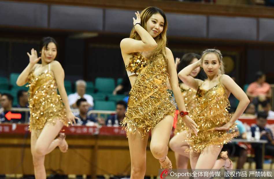 CBA赛场上的炫舞精灵 青春热浪燃动中山站 在节奏感强烈的乐曲中,宝贝们排成一列,整齐划一地舞动,每个人脸上都写满了专注与投入,她们用充满张力的肢体语言,为暂停时间的球场注入了满满的活力。