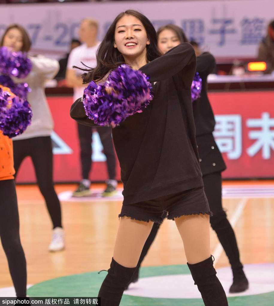 CBA赛场上的靓丽风景线:山东男篮啦啦队赛前备战纪实 身着金色闪亮队服的啦啦队队员们,在空荡的看台前围成一圈,她们伸出手臂互相搭肩,低头专注地聆听队长最后的战术布置,仿佛一群即将出征的战士。