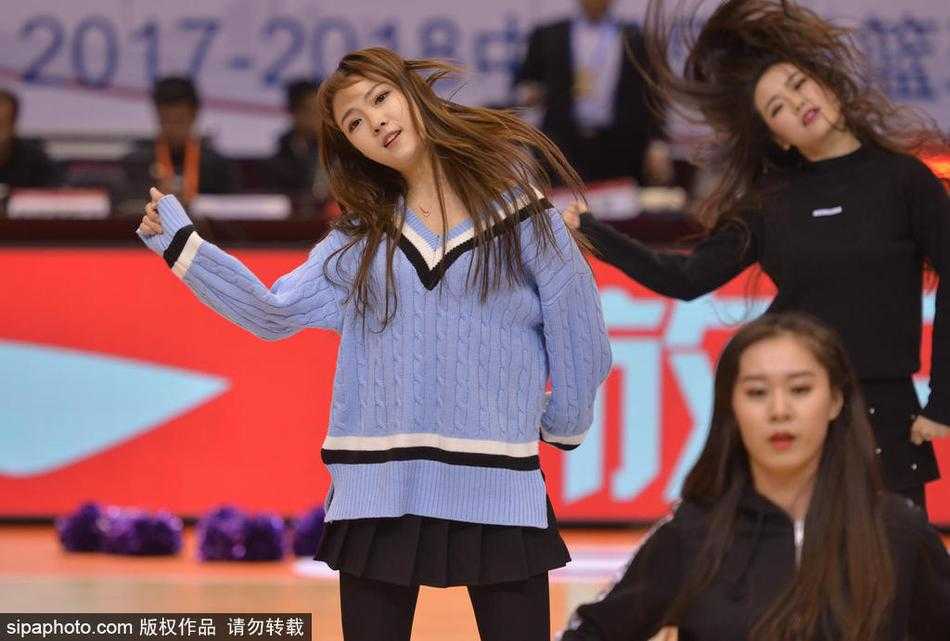 CBA赛场上的靓丽风景线:山东男篮啦啦队赛前备战纪实 动感十足的瞬间,几名队员高高跃起,手中的金色花球在空中划出优美的弧线,她们的身体姿态轻盈而充满力量,仿佛在空旷的看台前绽放出最绚烂的烟火。