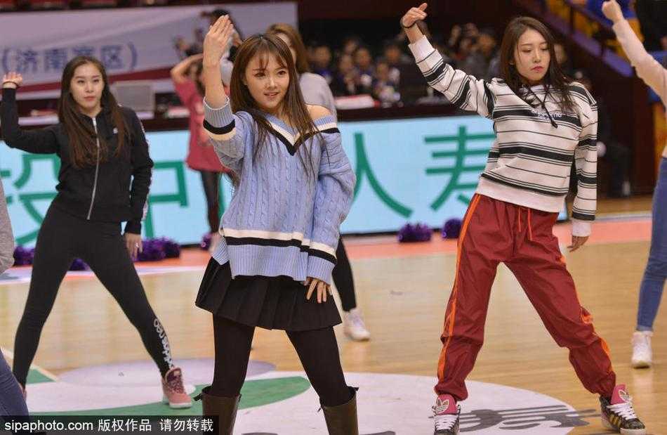 CBA赛场上的靓丽风景线:山东男篮啦啦队赛前备战纪实 排练接近尾声,队员们肩并肩站成一排,她们手牵着手,一同向空无一人的看台鞠躬致意,虽然此刻没有观众的掌声,但她们依然用最饱满的热情完成了这场属于她们自己的演出。
