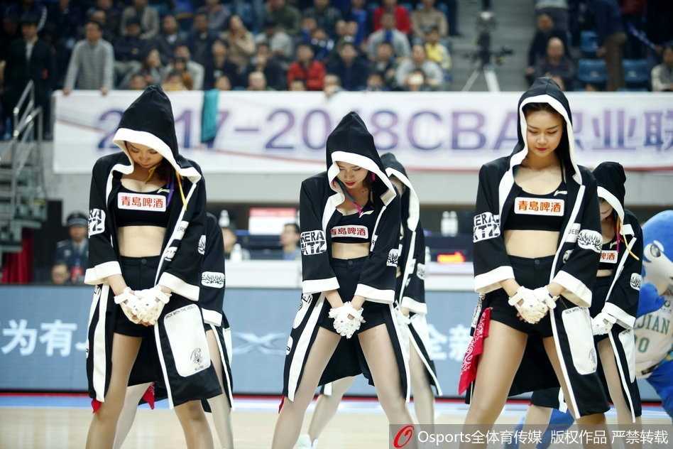 福建篮球宝贝们摆出整齐的队形，她们身着亮眼的红色表演服，在球场中央随着音乐的节拍舞动，宛如冬日里的一把火，温暖了整个赛场。