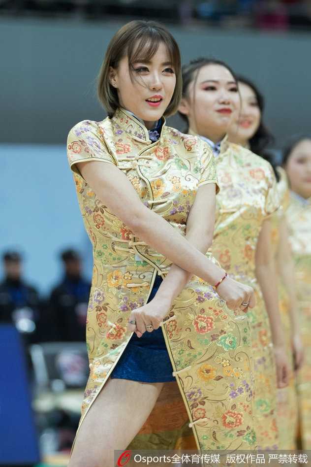 伴随劲爆音乐，肯帝亚篮球宝贝在球场中央纵情跃起，飞扬的马尾与灿烂的笑容瞬间点燃了全场球迷的热情。