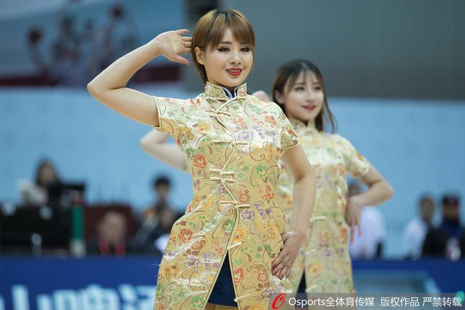 镜头拉远，六位篮球宝贝在宽敞的球场上呈扇形排开，她们舒展手臂摆出优雅造型，专业素养不输任何职业舞蹈团体。