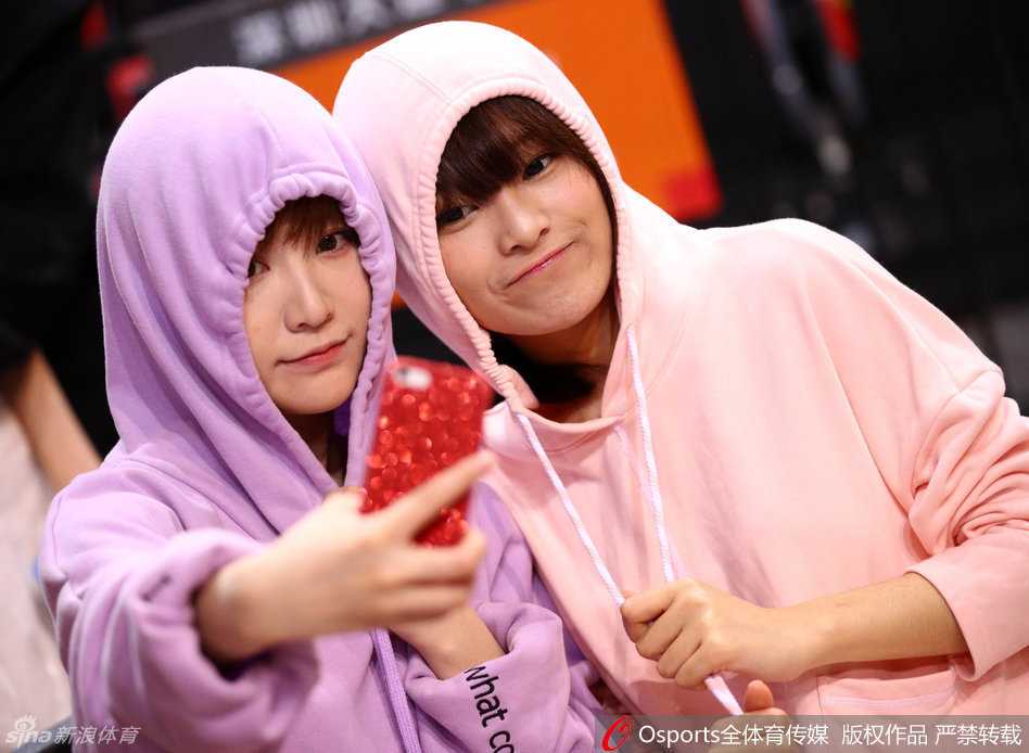 在广东宏远主场球馆内，GNZ48成员们排成整齐队列，她们伸出手臂与看台上的球迷互动，脸上洋溢着青春特有的胶原蛋白和甜美梨涡，仿佛在用笑容化解比赛的紧张。