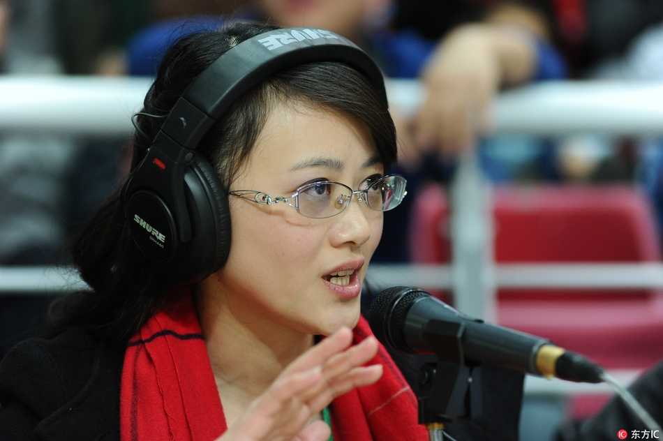 工作台上的资料与屏幕映衬着她专注的侧脸，手中的笔随时准备记录下每一个关键数据