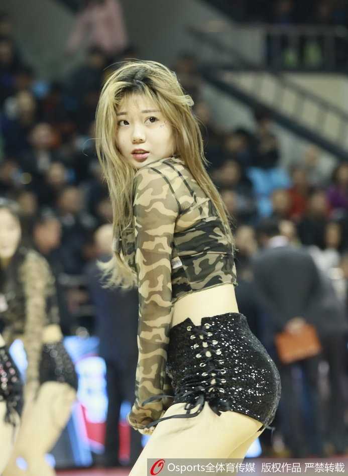 CBA赛场最美的风景线 篮球宝贝演绎力与美 表演结束后宝贝们向观众致意,汗水与笑容交织,这一刻她们是赛场上当之无愧的女主角