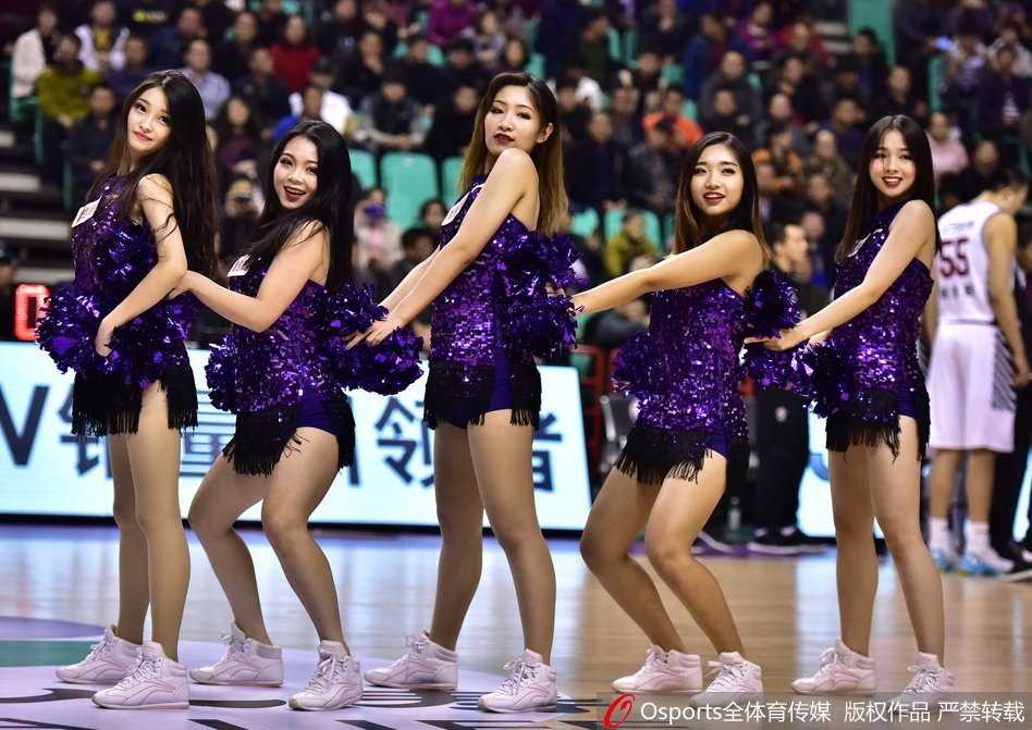 CBA赛场最美的风景线 篮球宝贝演绎力与美 聚光灯下,宝贝们整齐划一地踢腿亮相,闪耀的服装与自信的笑容交相辉映,定格成赛场最靓丽的瞬间