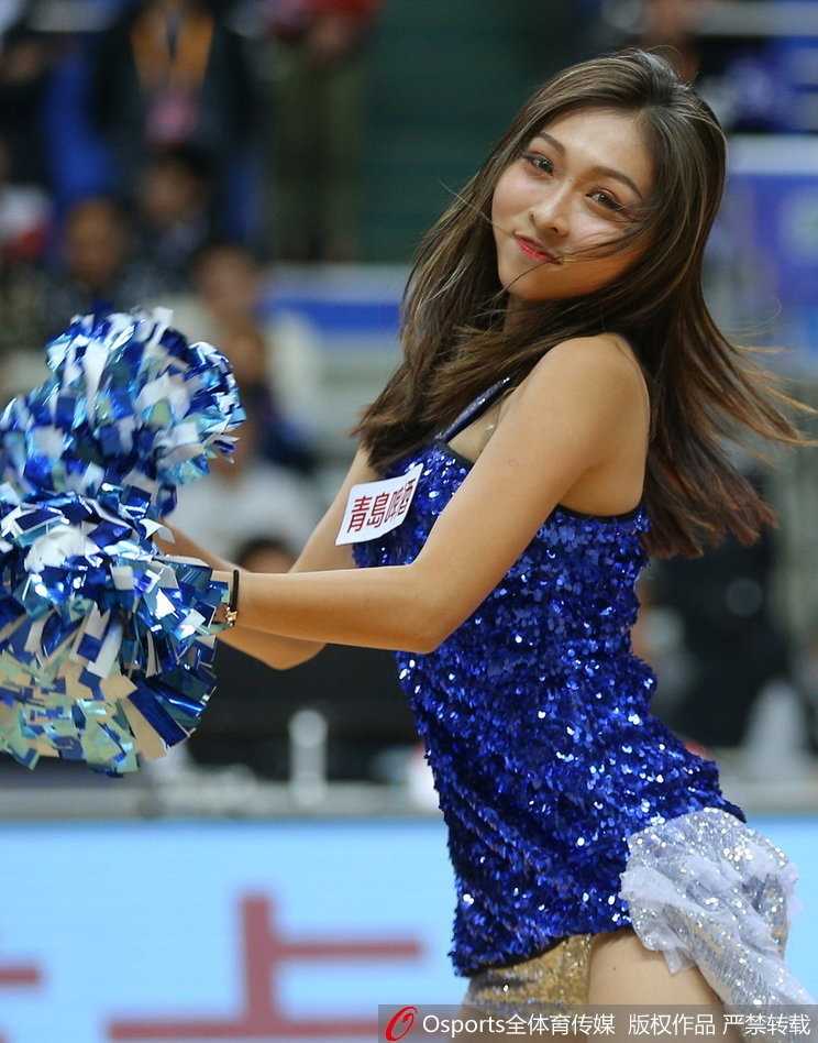 CBA赛场最美的风景线 篮球宝贝演绎力与美 中场休息时宝贝们变换队形,灿烂笑容搭配动感舞步,让紧张的比赛间隙充满轻松愉悦的氛围