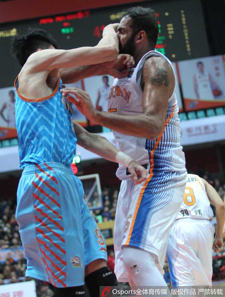 周琦与哈达迪在篮下激烈卡位，手臂纠缠在一起，空气中弥漫着浓重的火药味。