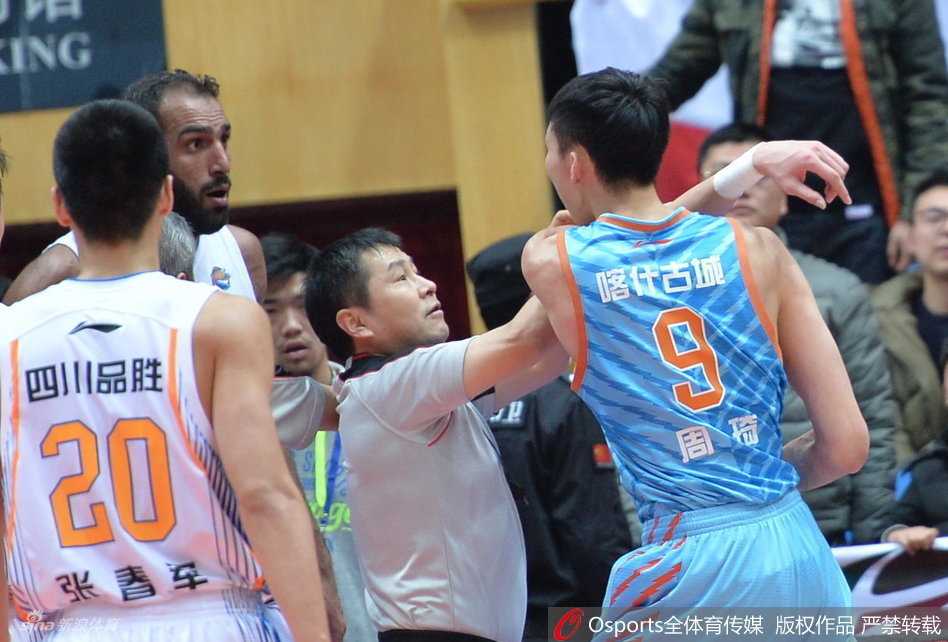 哈达迪的手臂紧紧勒住周琦的脖子，周琦面部表情痛苦且愤怒，试图挣脱反击。