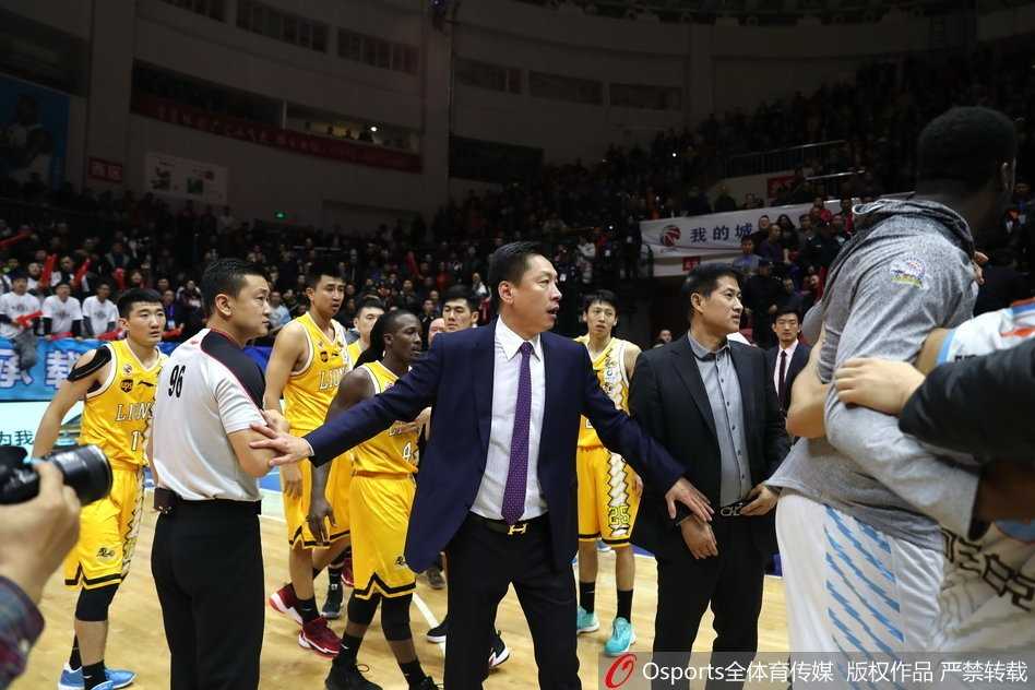 比赛结束后，亚当斯依然怒气未消，试图冲向对方理论，被队友和工作人员紧紧抱住，双方替补席人员也进入场内