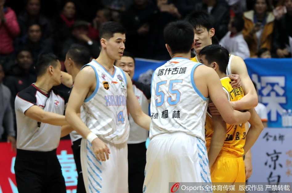 混乱平息后，裁判与技术台进行沟通，场边记录台人员也在紧张记录，大屏幕上的比分定格在91比86