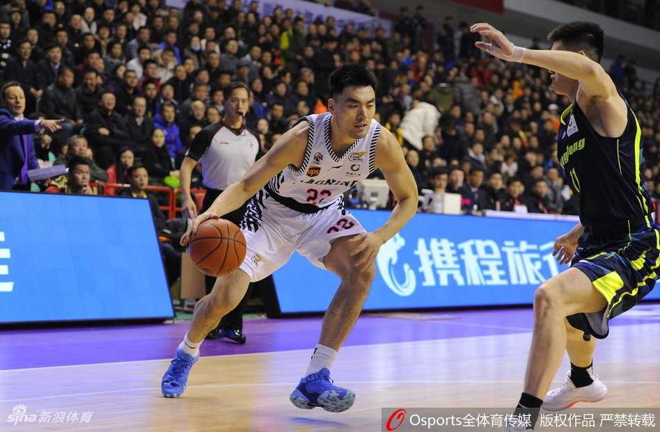 CBA辽粤大战经典一役:辽宁加时苦战险胜广东 辽宁外援巴斯迎着防守强起暴扣,展现了他在内线的强大破坏力和强硬球风