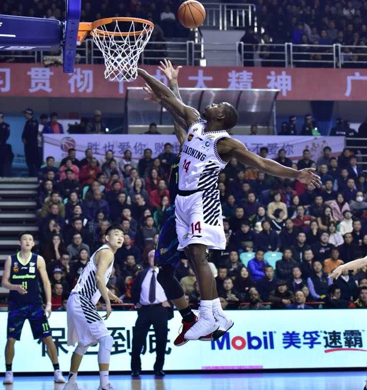 CBA辽粤大战经典一役:辽宁加时苦战险胜广东 赵继伟在加时赛最后时刻变向上篮命中,为辽宁队锁定胜局,成为球队获胜的功臣之一