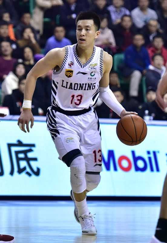 CBA辽粤大战经典一役:辽宁加时苦战险胜广东 易建联在辽宁男篮内线高高跃起,完成单手劈扣,展现其惊人的身体素质和统治力