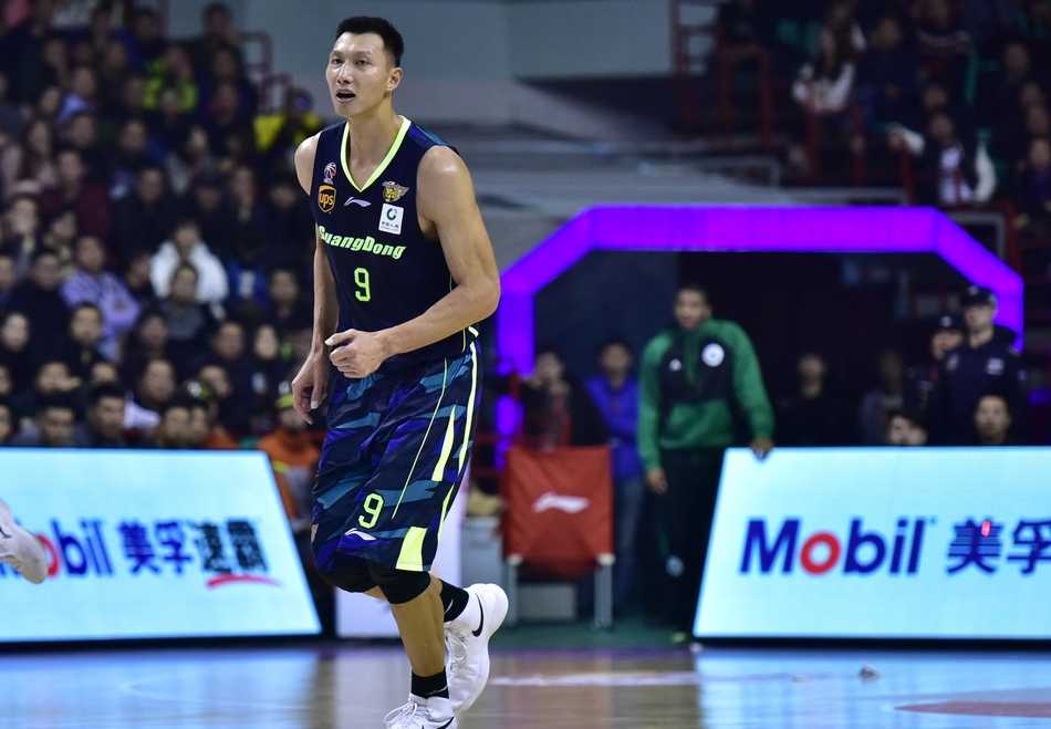 CBA辽粤大战经典一役:辽宁加时苦战险胜广东 哈德森在比赛中突破上篮,此役他迎来了个人CBA生涯的里程碑,但整体手感一般