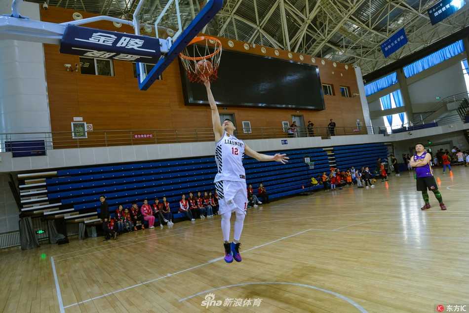 尽管人潮拥挤，杨鸣依然耐心地满足着粉丝的合影愿望，画面中他虽被包围却毫无架子，帅气侧脸与专注神情让人印象深刻。