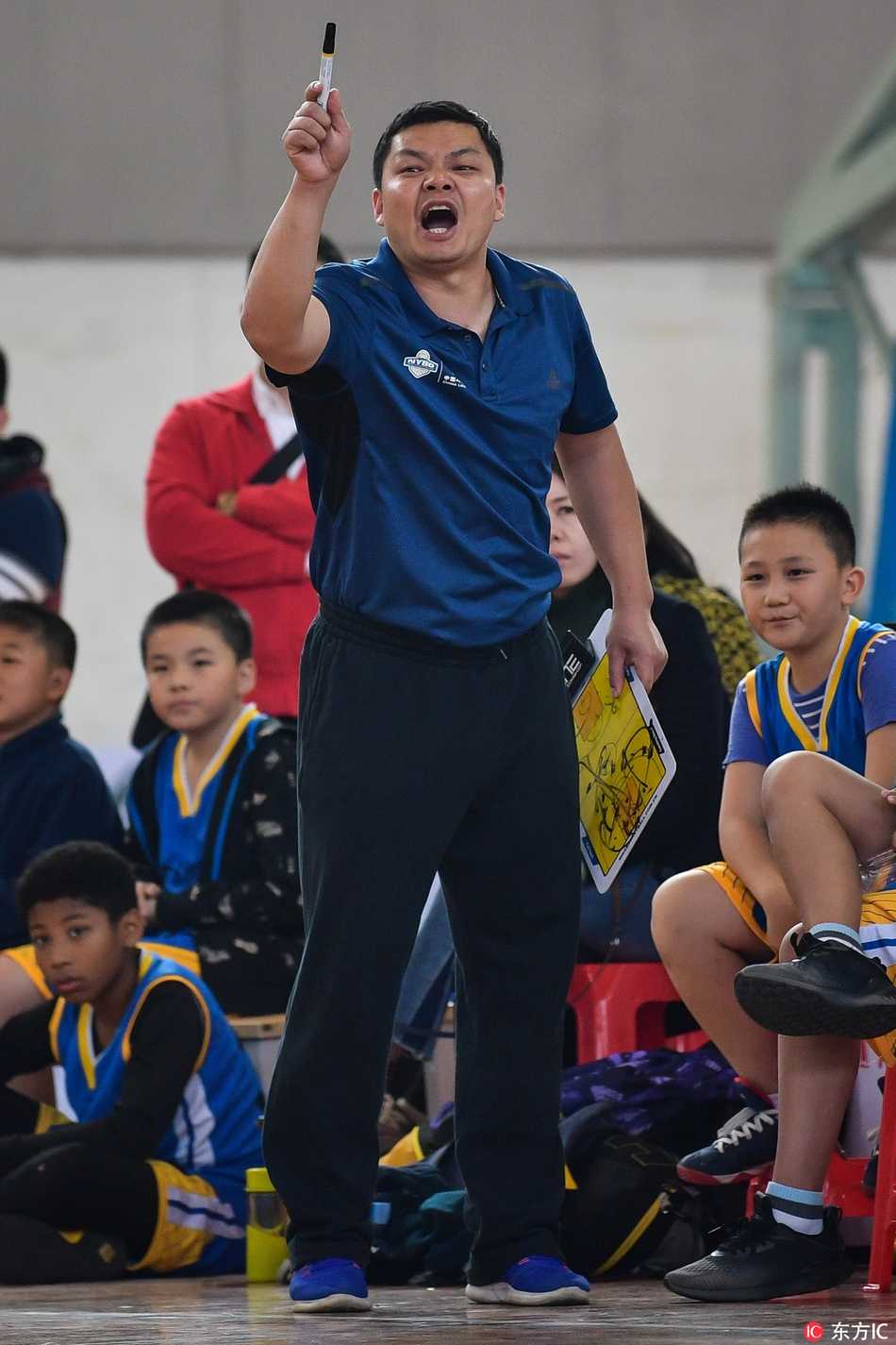 NYBO赛场运筹帷幄 U12教练激情指挥点燃篮球少年梦 U12教练在场边挥舞着拳头,表情既紧张又充满期待,双眼紧紧盯着场内,仿佛要将自己的力量通过呐喊传递给每一位小队员。