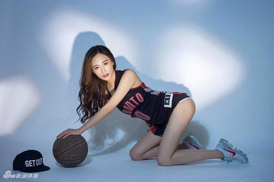 UFC举牌女郎惊艳选拔赛,东方美力量身打造八角笼最火辣风景 一位身材曼妙的UFC举牌女郎选拔赛选手,身穿紧身球衣回眸一笑,健康的小麦色肌肤与自信眼神散发出火辣的青春气息