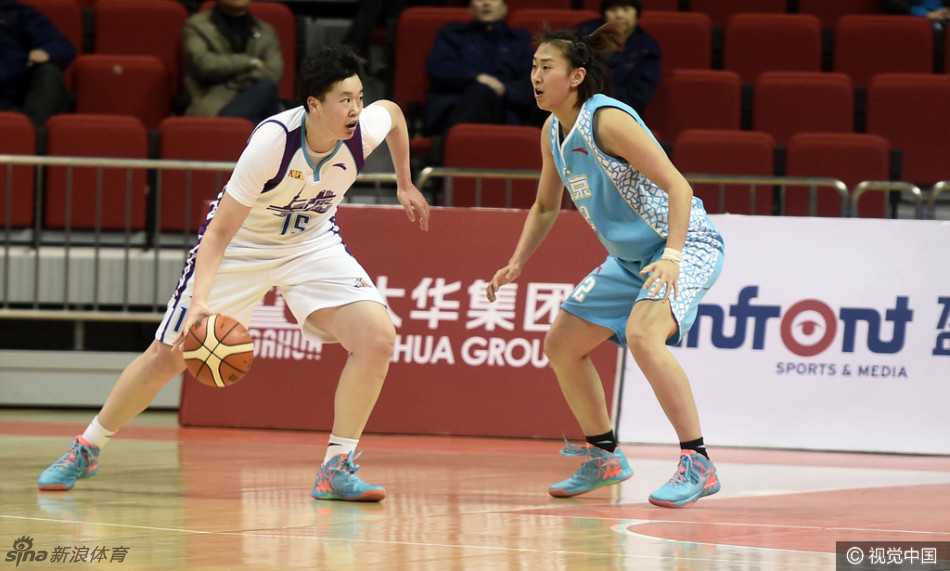 WCBA京沪大战:上海宝山大华主场力克北京首钢 上海队抢下后场篮板,一传直接甩向前场,快下的前锋如箭般冲刺,快攻三线快攻已经形成威胁