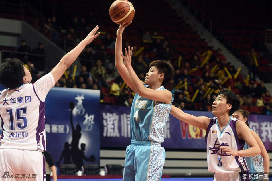 WCBA京沪大战:上海宝山大华主场力克北京首钢 上海队中锋在内线卡位要球,她张开双臂稳稳接住来球,正准备持球策应,眼神余光已经瞄到了空切队友的动线