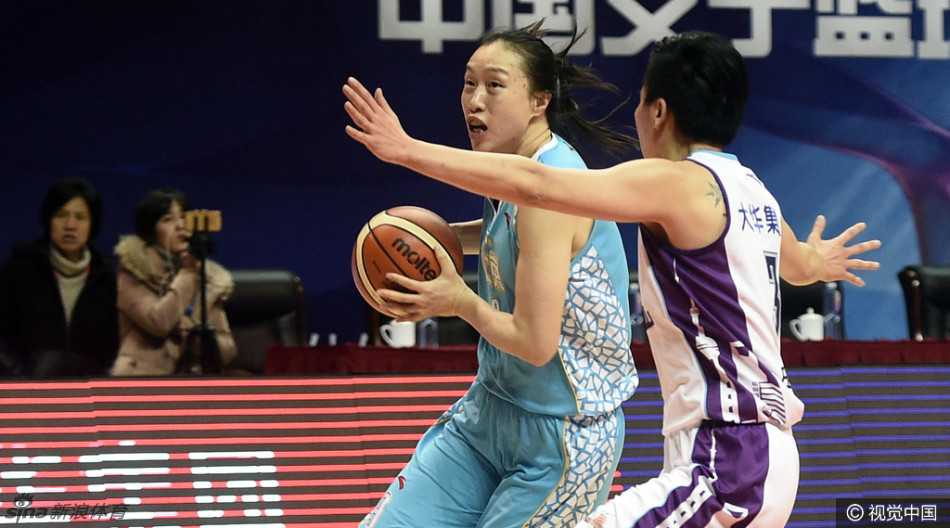 WCBA京沪大战:上海宝山大华主场力克北京首钢 上海队外线球员如猎豹般压低重心,对北京队持球核心实施窒息式的贴身紧逼,双手张开犹如一张无形的大网