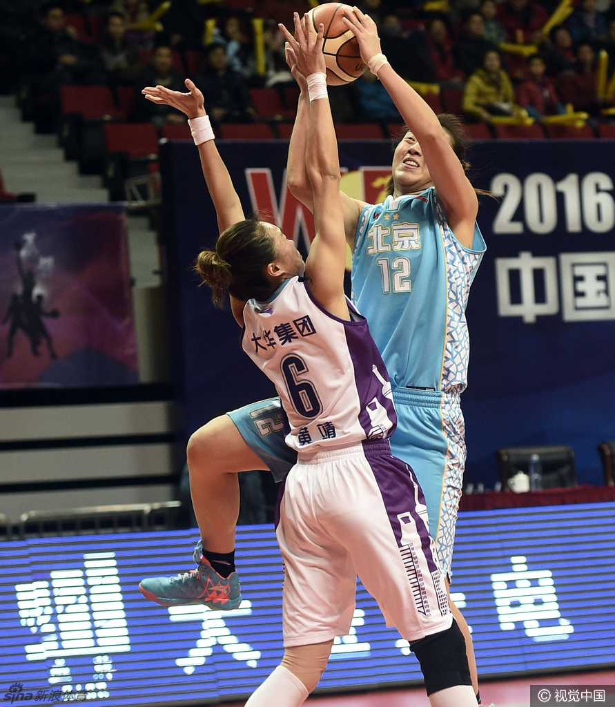 WCBA京沪大战:上海宝山大华主场力克北京首钢 终场哨响,上海宝山大华女篮的球员们在中圈激动地拥抱在一起,庆祝这场来之不易的主场胜利,背景是大屏幕上醒目的70-62比分