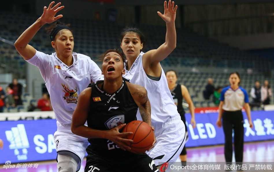 WCBA季后赛经典一战:新疆惜败广东,以下克上奇迹诞生 广东队外援约翰逊在新疆队高大的内线群中强行起跳上篮,眼神中充满了对胜利的渴望,肌肉的碰撞声仿佛穿透了屏幕。