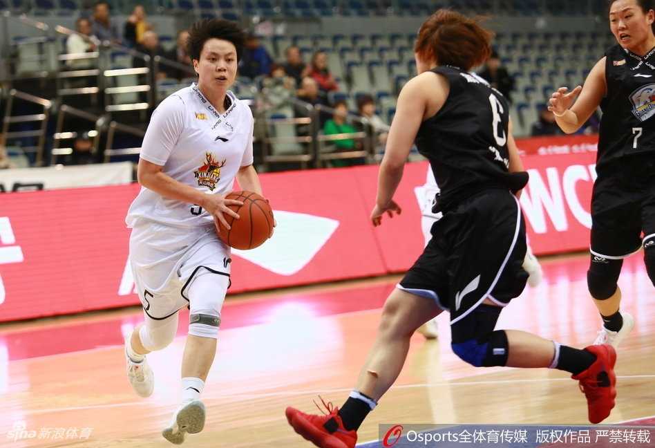 WCBA季后赛经典一战:新疆惜败广东,以下克上奇迹诞生 赛场边,一位小球迷举着加油牌,眼神专注地看着场内,她不仅是这场精彩比赛的见证者,更是中国女篮未来的希望之星。