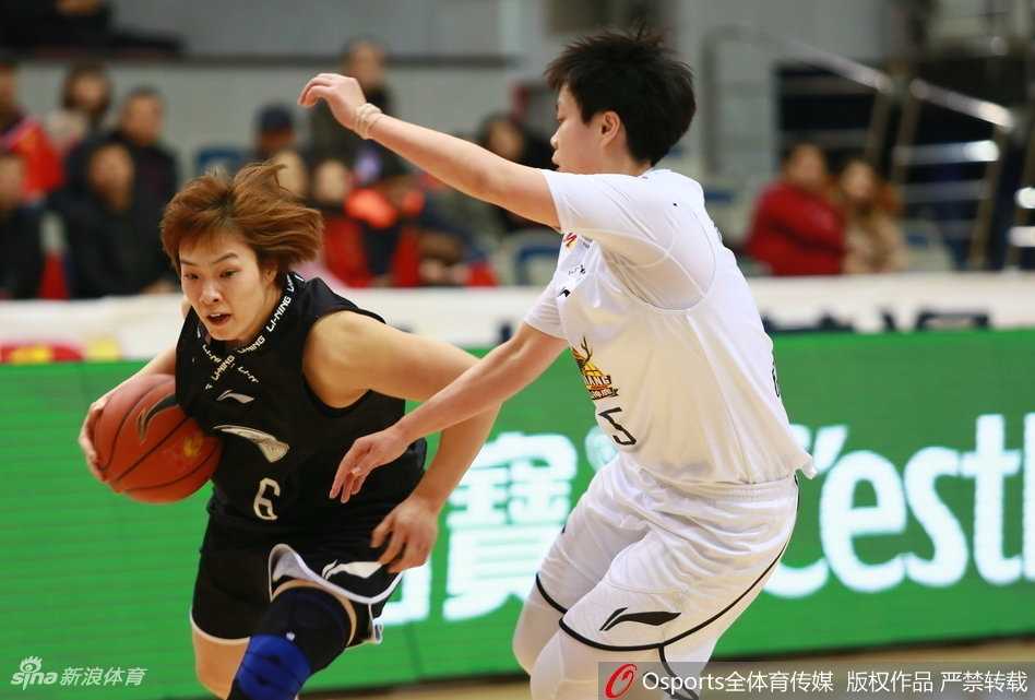 WCBA季后赛经典一战:新疆惜败广东,以下克上奇迹诞生 李月汝在人群中高高跃起,用指尖轻轻一点,将篮板球拨向队友的方向,这个动作充满了青春的力量和灵性。