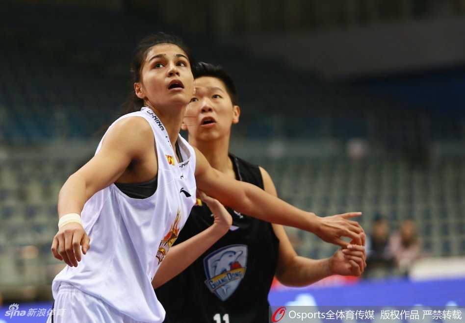 WCBA季后赛经典一战:新疆惜败广东,以下克上奇迹诞生 黄思静在三分线外果断出手,皮球在空中划过一道完美的弧线,她身后的新疆队球迷面露遗憾,这一刻仿佛时间都凝固了。