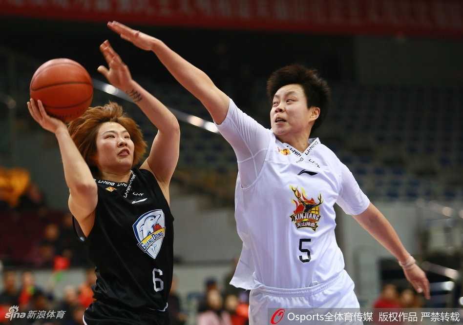 WCBA季后赛经典一战:新疆惜败广东,以下克上奇迹诞生 广东女篮的队员们紧紧拥抱在一起,庆祝这场来之不易的客场胜利,每个人的脸上都洋溢着激动与喜悦的泪水,这是团队篮球最美的画面。