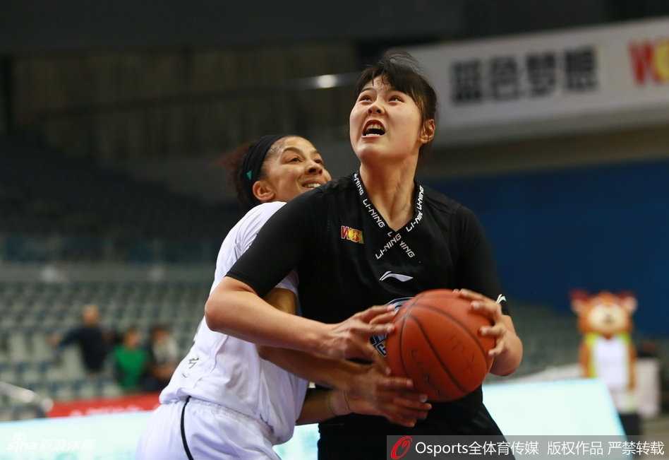 WCBA季后赛经典一战:新疆惜败广东,以下克上奇迹诞生 广东队球员沈怡面对贴身紧防,冷静地寻找传球路线,她灵动的身影与新疆队员的严密防守形成鲜明对比,仿佛在刀尖上跳舞。