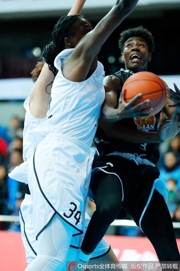 比赛暂停间隙，北京队主教练手持战术板，神情严峻地向队员们布置战术，试图在绝境中找到破解浙江队联防的办法。