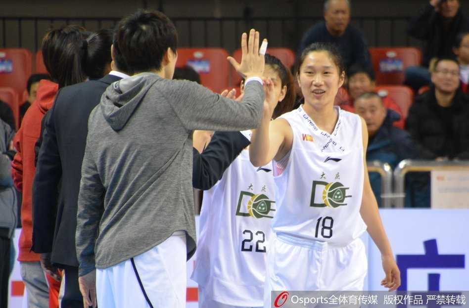 北京首钢队外援伊曼妮在篮下展现出绝对统治力，面对防守强硬上篮得分