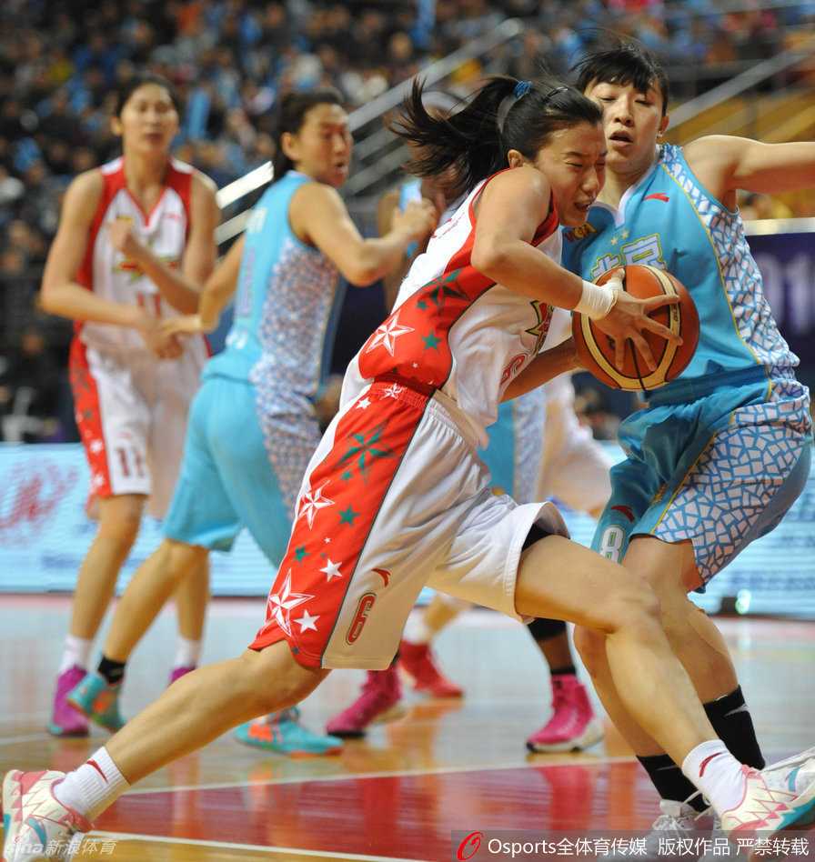 北京队高颂在快攻中轻盈上篮，她与队友配合默契，这次进攻彻底点燃了替补席的激情与欢呼。