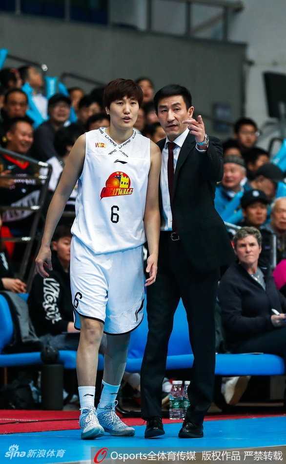 WCBA总决赛北京首钢大胜山西竹叶青 强势夺得赛点 山西队外援琼克尔-琼斯在包夹形成前强行起跳,用标志性的强硬勾手试图为球队缩小分差,眼神中充满不甘与斗志。