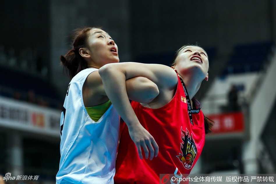 WCBA总决赛北京首钢大胜山西竹叶青 强势夺得赛点 北京女篮外援福尔斯在山西队内线长人阵中高高跃起,以绝对的高度优势完成一次势在必得的单手挑篮。