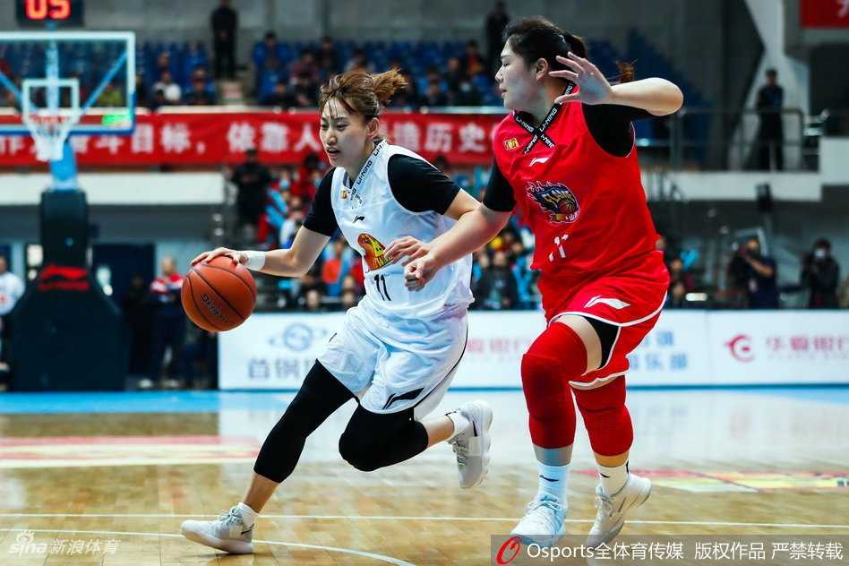 WCBA总决赛北京首钢大胜山西竹叶青 强势夺得赛点 北京队老将张帆眼神坚毅,运球加速变向,如同一把尖刀般犀利地突破山西队的防线,展现出不输年轻人的竞技状态。