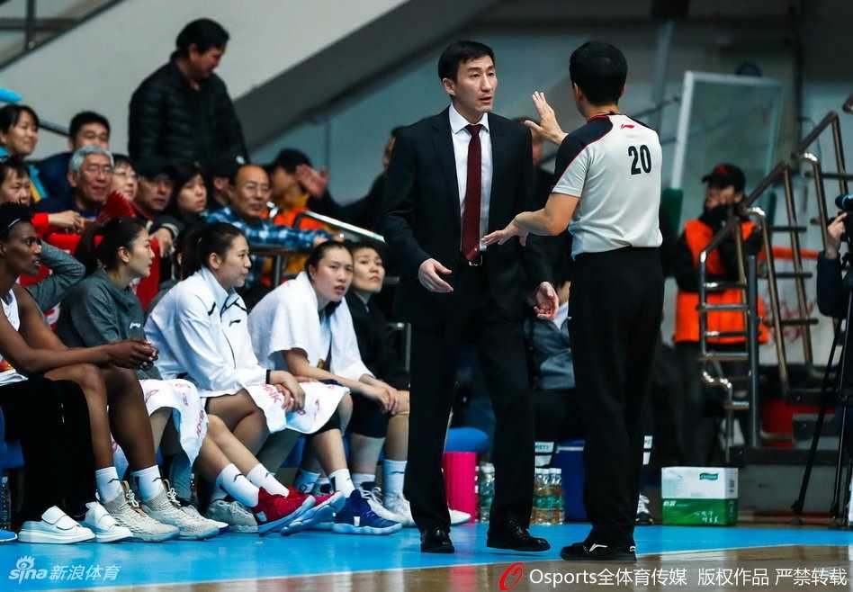 WCBA总决赛北京首钢大胜山西竹叶青 强势夺得赛点 北京队主教练张云松在场边激情指挥,双手比划着战术手势,向场上队员传达着关键的防守策略与鼓励。