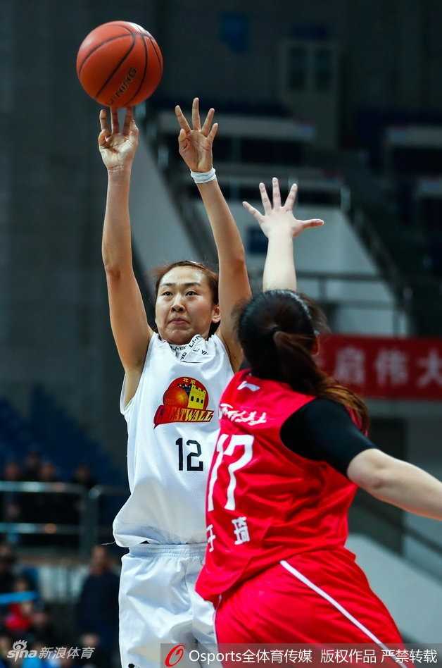 WCBA总决赛北京首钢大胜山西竹叶青 强势夺得赛点 北京队后卫杨半伴快速推进发动反击,面对防守球员的飞身封盖,依然在空中保持身体平衡,将球稳稳放入篮筐。