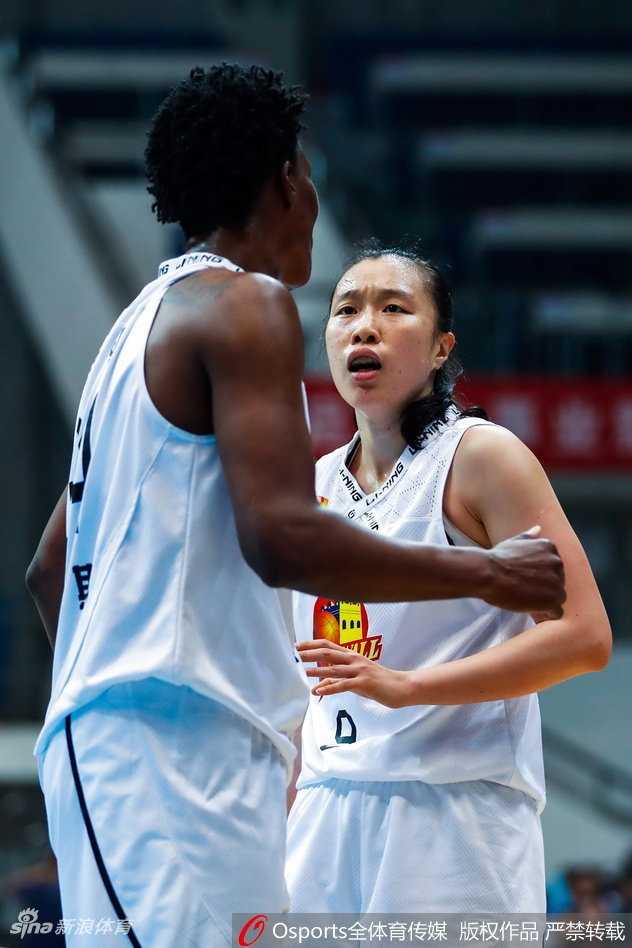 WCBA总决赛北京首钢大胜山西竹叶青 强势夺得赛点 北京队核心邵婷在三人包夹的严密防守下毫无惧色,凭借出色的球感与核心力量,在空中完成高难度的拉杆上篮。