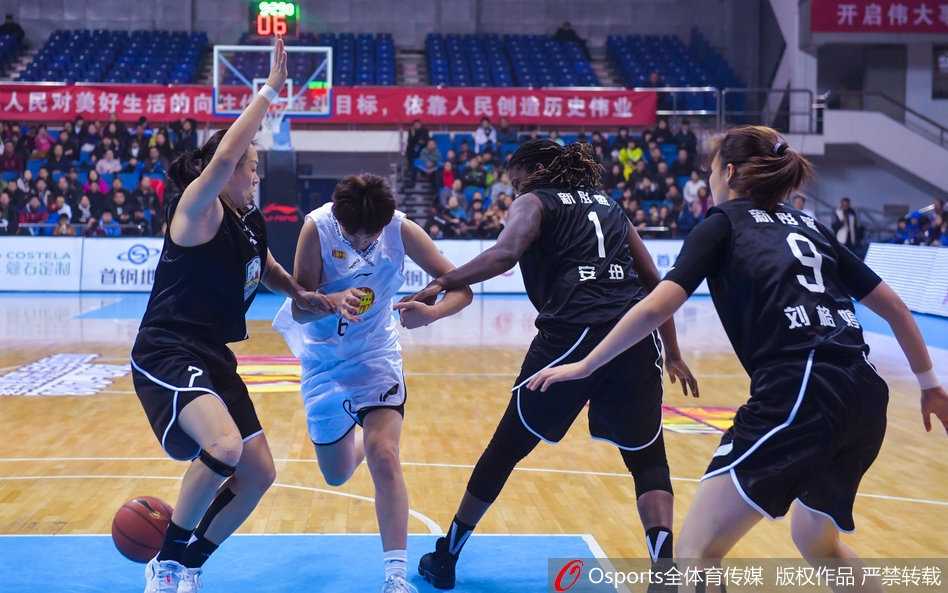 WCBA第九轮京城霸主首尝败绩 广东新星闪耀终结八连胜 广东队中锋李月汝在开局阶段凭借身高优势强打北京队内线,用一记扎实的背身单打为球队首开纪录。