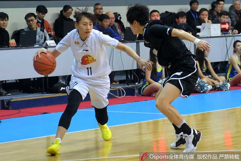 WCBA第九轮京城霸主首尝败绩 广东新星闪耀终结八连胜 北京队老将张帆在球队陷入得分荒时,持球强行突破广东队的三人合围,试图用个人能力为球队打破僵局。