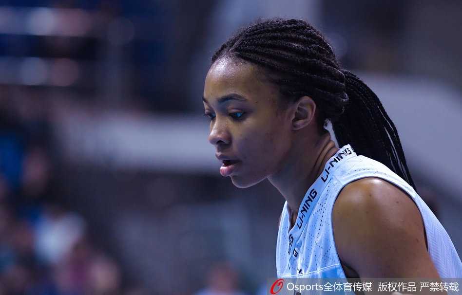 WCBA第九轮京城霸主首尝败绩 广东新星闪耀终结八连胜 广东队球员沈怡在外线觅得良机,她接队友传球后毫不犹豫,出手三分,篮球划出一道完美的弧线直奔篮筐。