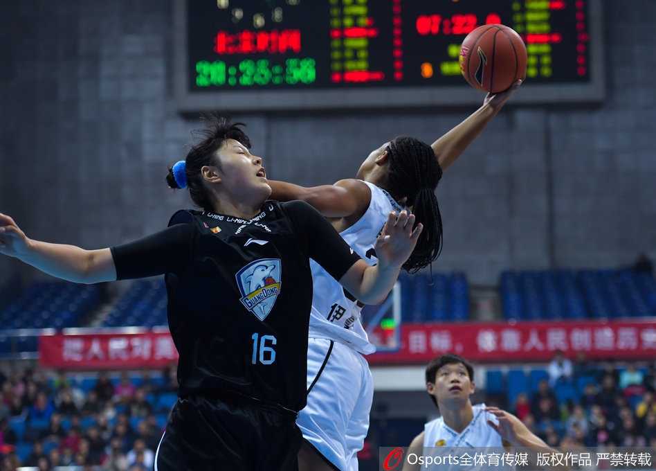 WCBA第九轮京城霸主首尝败绩 广东新星闪耀终结八连胜 广东女篮队员在客场获胜后难掩激动之情,她们围在一起击掌相庆,脸上洋溢着终结卫冕冠军八连胜后的喜悦。