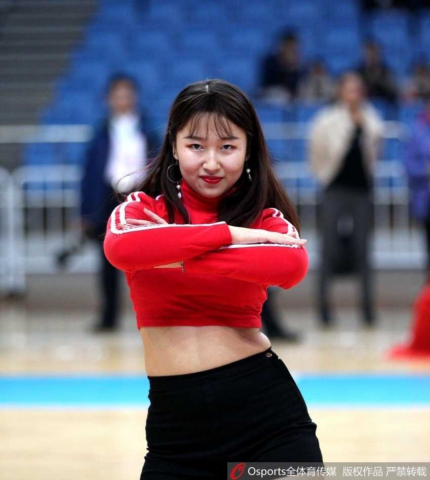 WCBA联赛江苏主场激战大庆 篮球宝贝热舞点燃冬日赛场 在灯光聚焦的球场中央,一名篮球宝贝高高跃起,飞舞的发丝和动感的舞姿定格在这一瞬间,展现出女性特有的力量与柔美之美。
