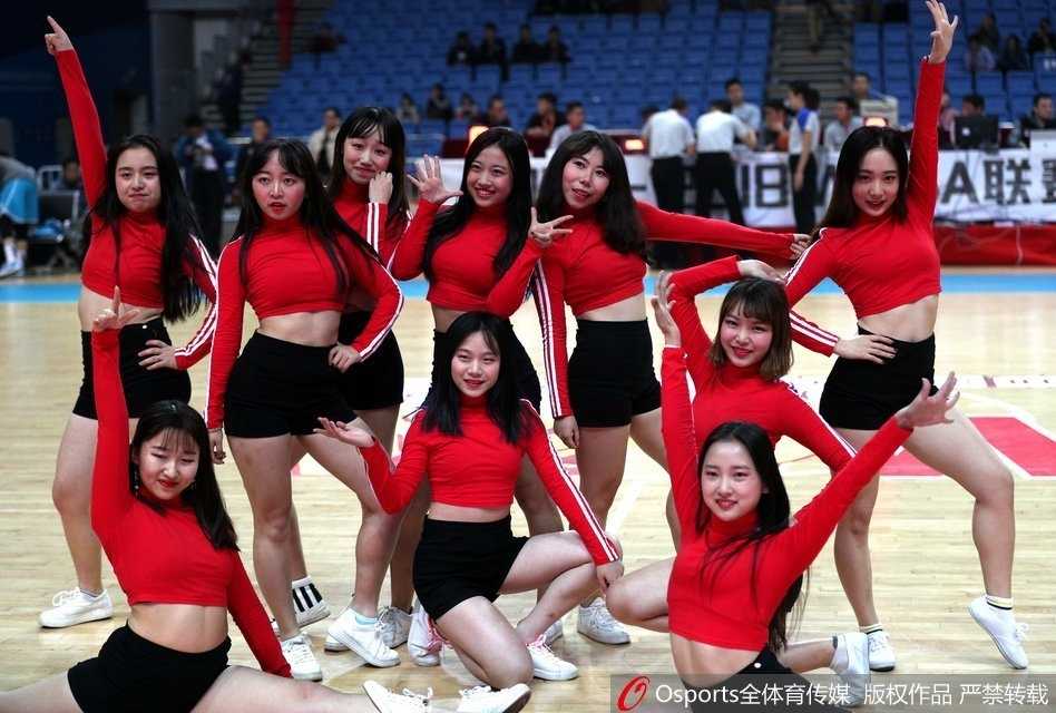 WCBA联赛江苏主场激战大庆 篮球宝贝热舞点燃冬日赛场 比赛结束后,篮球宝贝们在球员通道旁列队,与退场的观众击掌互动。她们的脸上虽有表演后的疲惫,但依然保持着职业的微笑,为这个篮球之夜画上圆满句号。