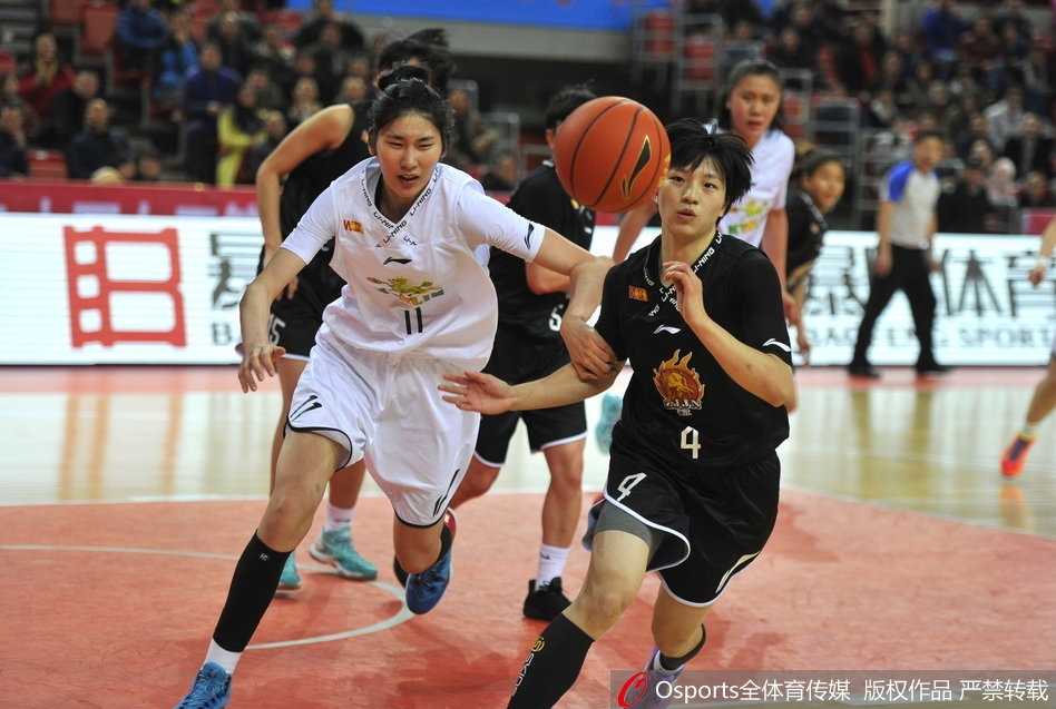 八一队中锋张丽婷在浙江队多人包夹下高高跃起，强势摘下前场篮板，她的指尖仿佛充满了力量，展现了内线霸主的统治力