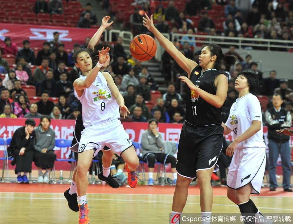 浙江女篮球员在一次快攻中轻盈上篮，身体在空中舒展如燕，场边的教练紧张地注视着这一刻，气氛凝固到了极点